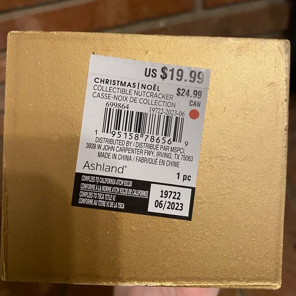 Christmas Elf Nutcracker - Picture 3 of 3